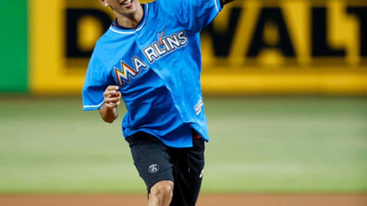 Stanton 2 HRs, Gordon hit in 10th sends Miami over Phils 6-5 (Jul 17, 2017)